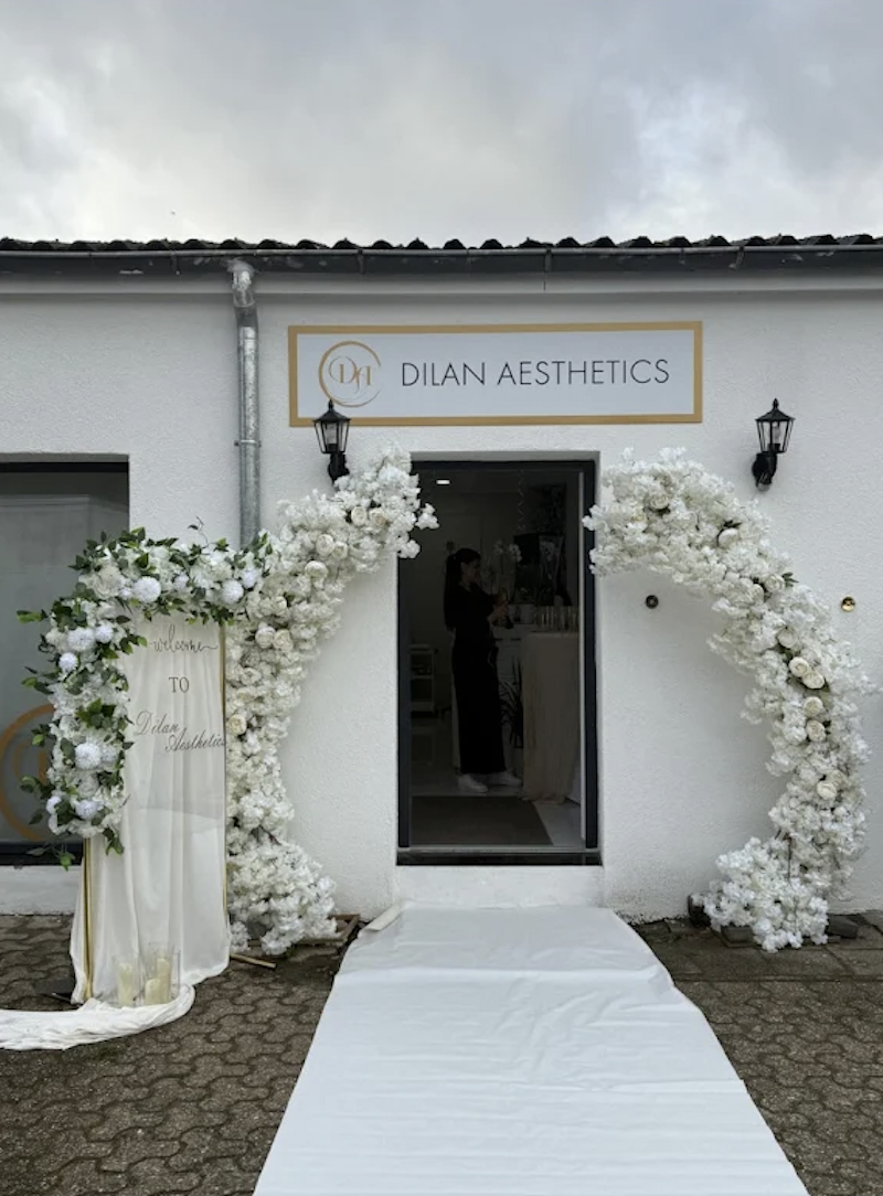 Eingang von Dilan Aesthetics mit Blumenbogen