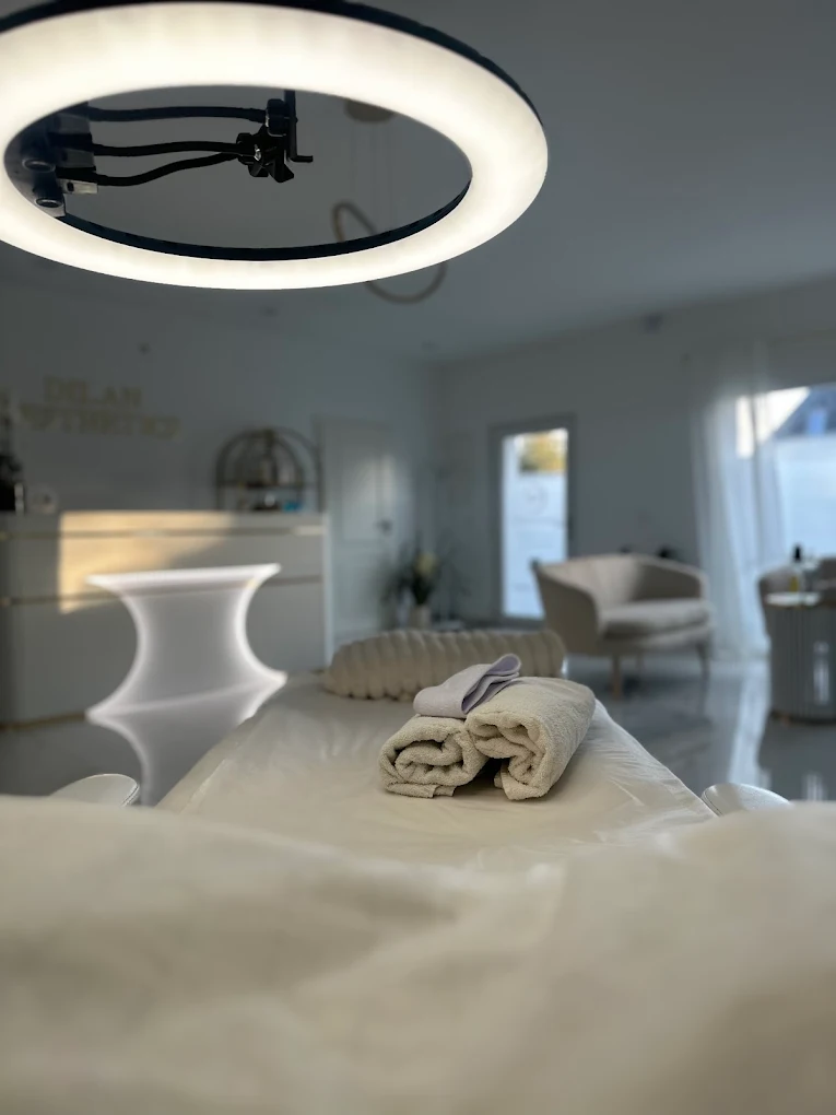 Behandlungsraum mit Ringlicht und Liege